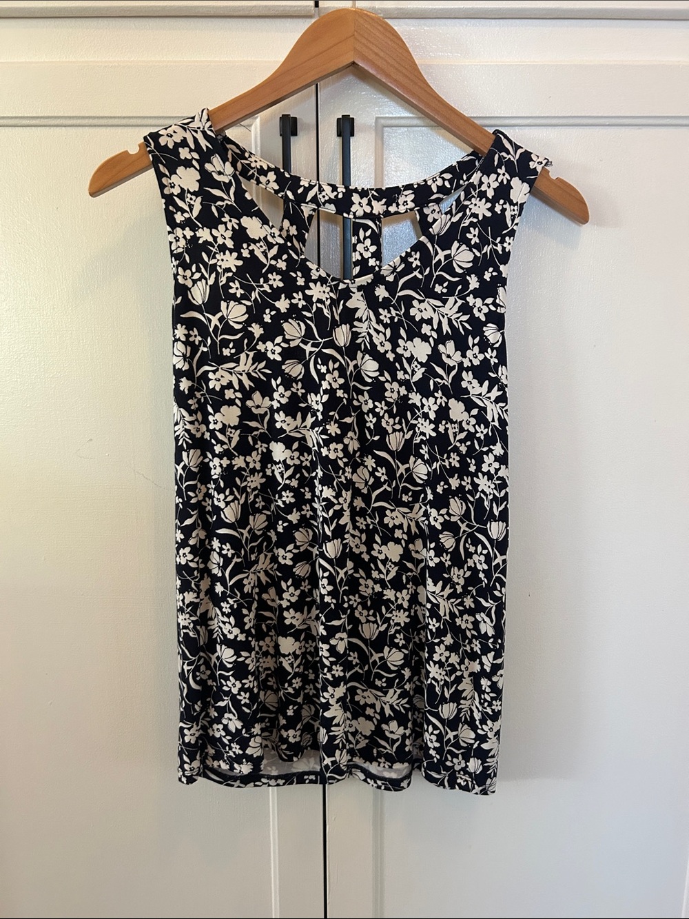 Market & Spruce Floral Tank Top in Black & White Size Small Like New